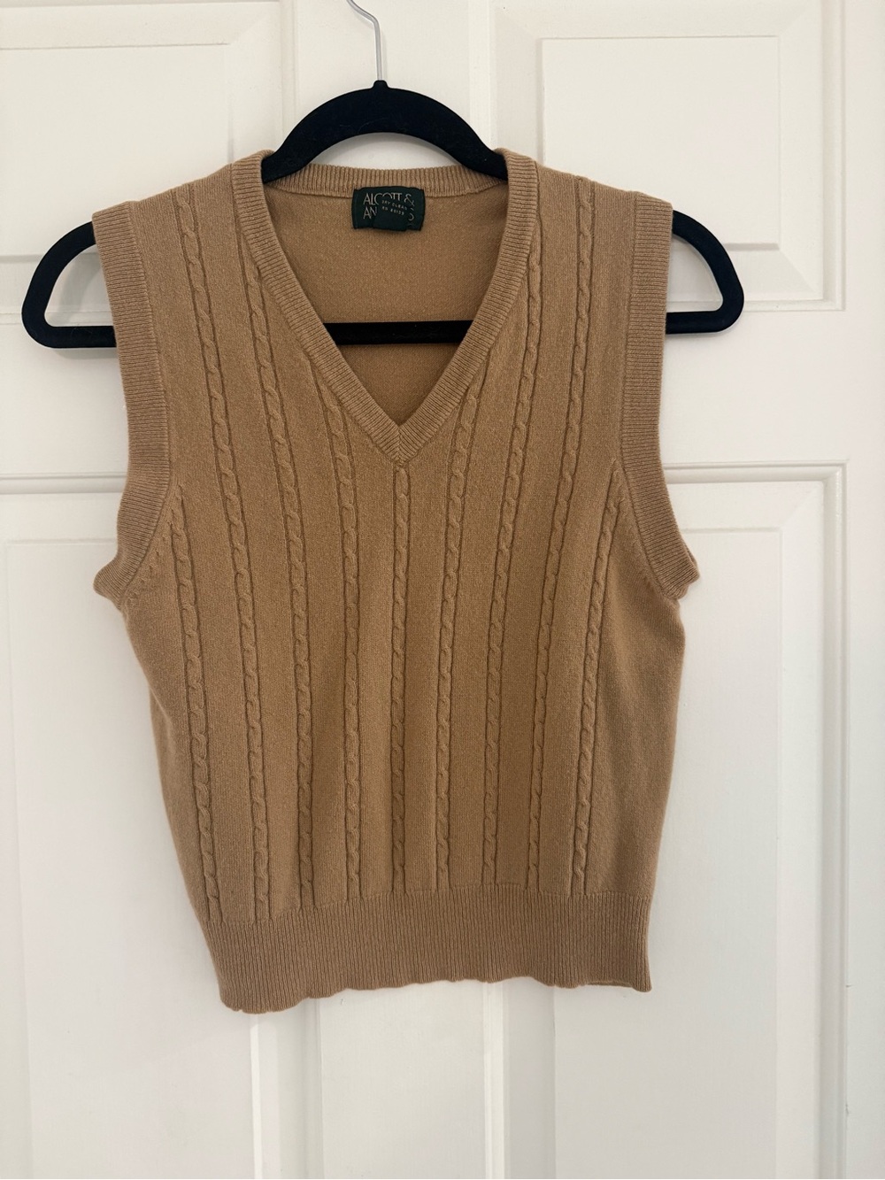 ALCOTT & ANDREWS cable knit camel tan  V-neck cashmere sweater vest